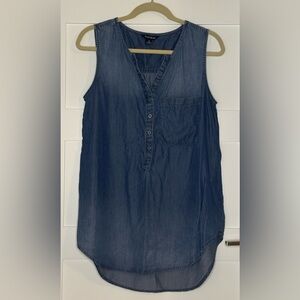 BUNDLE 4/$12💥
Denim colored tunic style shirt. Small